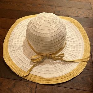 White sun hat with beige outlining with bow